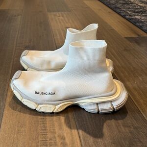 Lightly used Balenciaga 3XL sock runners in size 45. Fits 11-12US PERFECTLY.